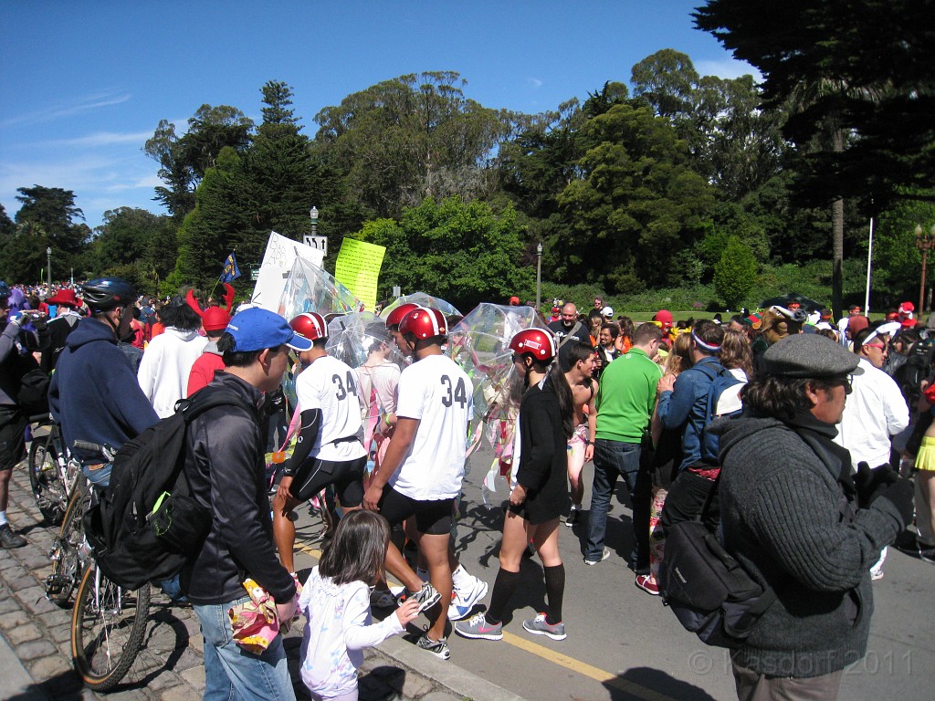 2011 Bay to Breakers Sunday 0750.JPG - I was able to participate in the 2011, 100th anniversary of the San Francisco Bay to Breakers 12K race. A great weekend for sight seeing and racing.